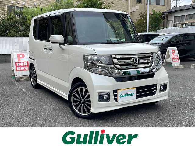 ホンダ Ｎ ＢＯＸ カスタム G ターボSSパッケージ 埼玉県 2017(平29)年 8.1万km プレミアムホワイトパールⅡ 登録時81096km/社外メモリナビ（MDV-Z704）/フルセグ/BT/CD/DVD/クルーズコントロール/パドルシフト/CTBA/横滑り防止装置/ビルトインETC/社外前後ドライブレコーダー/ECON/ハーフレザーシート/シートヒーター（D＋N席）/両側パワースライドドア/サンシェード/電動格納ミラー/ウィンカーミラー/純正エアロ/サイド/リアスポイラー/プッシュスタート/純正フロアマット/革巻きハンドル/ステアリングリモコン/キセノンヘッドライト/フォグランプ/純正15インチアルミ/ドアバイザー/スマートキー/保証書/取説