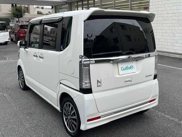 ホンダ Ｎ ＢＯＸ カスタム G ターボSSパッケージ 埼玉県 2017(平29)年 8.1万km プレミアムホワイトパールⅡ 登録時81096km/社外メモリナビ（MDV-Z704）/フルセグ/BT/CD/DVD/クルーズコントロール/パドルシフト/CTBA/横滑り防止装置/ビルトインETC/社外前後ドライブレコーダー/ECON/ハーフレザーシート/シートヒーター（D＋N席）/両側パワースライドドア/サンシェード/電動格納ミラー/ウィンカーミラー/純正エアロ/サイド/リアスポイラー/プッシュスタート/純正フロアマット/革巻きハンドル/ステアリングリモコン/キセノンヘッドライト/フォグランプ/純正15インチアルミ/ドアバイザー/スマートキー/保証書/取説