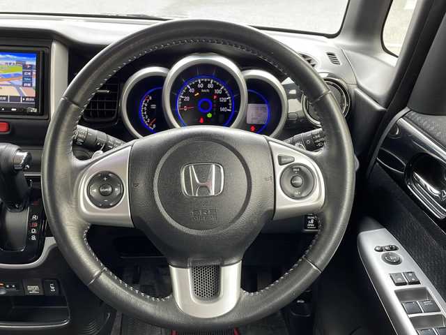 ホンダ Ｎ ＢＯＸ カスタム G ターボSSパッケージ 埼玉県 2017(平29)年 8.1万km プレミアムホワイトパールⅡ 登録時81096km/社外メモリナビ（MDV-Z704）/フルセグ/BT/CD/DVD/クルーズコントロール/パドルシフト/CTBA/横滑り防止装置/ビルトインETC/社外前後ドライブレコーダー/ECON/ハーフレザーシート/シートヒーター（D＋N席）/両側パワースライドドア/サンシェード/電動格納ミラー/ウィンカーミラー/純正エアロ/サイド/リアスポイラー/プッシュスタート/純正フロアマット/革巻きハンドル/ステアリングリモコン/キセノンヘッドライト/フォグランプ/純正15インチアルミ/ドアバイザー/スマートキー/保証書/取説