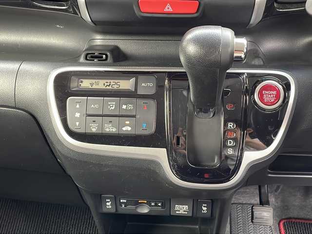 ホンダ Ｎ ＢＯＸ カスタム G ターボSSパッケージ 埼玉県 2017(平29)年 8.1万km プレミアムホワイトパールⅡ 登録時81096km/社外メモリナビ（MDV-Z704）/フルセグ/BT/CD/DVD/クルーズコントロール/パドルシフト/CTBA/横滑り防止装置/ビルトインETC/社外前後ドライブレコーダー/ECON/ハーフレザーシート/シートヒーター（D＋N席）/両側パワースライドドア/サンシェード/電動格納ミラー/ウィンカーミラー/純正エアロ/サイド/リアスポイラー/プッシュスタート/純正フロアマット/革巻きハンドル/ステアリングリモコン/キセノンヘッドライト/フォグランプ/純正15インチアルミ/ドアバイザー/スマートキー/保証書/取説