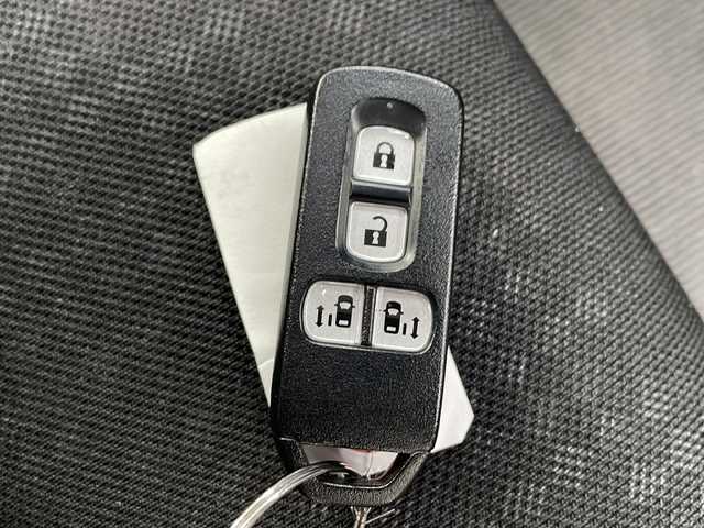ホンダ Ｎ ＢＯＸ カスタム G ターボSSパッケージ 埼玉県 2017(平29)年 8.1万km プレミアムホワイトパールⅡ 登録時81096km/社外メモリナビ（MDV-Z704）/フルセグ/BT/CD/DVD/クルーズコントロール/パドルシフト/CTBA/横滑り防止装置/ビルトインETC/社外前後ドライブレコーダー/ECON/ハーフレザーシート/シートヒーター（D＋N席）/両側パワースライドドア/サンシェード/電動格納ミラー/ウィンカーミラー/純正エアロ/サイド/リアスポイラー/プッシュスタート/純正フロアマット/革巻きハンドル/ステアリングリモコン/キセノンヘッドライト/フォグランプ/純正15インチアルミ/ドアバイザー/スマートキー/保証書/取説