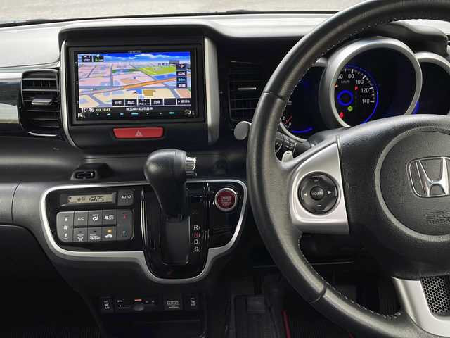 ホンダ Ｎ ＢＯＸ カスタム G ターボSSパッケージ 埼玉県 2017(平29)年 8.1万km プレミアムホワイトパールⅡ 登録時81096km/社外メモリナビ（MDV-Z704）/フルセグ/BT/CD/DVD/クルーズコントロール/パドルシフト/CTBA/横滑り防止装置/ビルトインETC/社外前後ドライブレコーダー/ECON/ハーフレザーシート/シートヒーター（D＋N席）/両側パワースライドドア/サンシェード/電動格納ミラー/ウィンカーミラー/純正エアロ/サイド/リアスポイラー/プッシュスタート/純正フロアマット/革巻きハンドル/ステアリングリモコン/キセノンヘッドライト/フォグランプ/純正15インチアルミ/ドアバイザー/スマートキー/保証書/取説