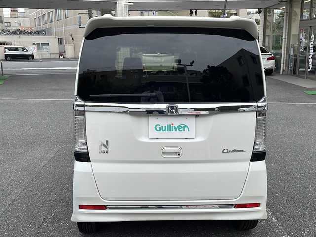 ホンダ Ｎ ＢＯＸ カスタム G ターボSSパッケージ 埼玉県 2017(平29)年 8.1万km プレミアムホワイトパールⅡ 登録時81096km/社外メモリナビ（MDV-Z704）/フルセグ/BT/CD/DVD/クルーズコントロール/パドルシフト/CTBA/横滑り防止装置/ビルトインETC/社外前後ドライブレコーダー/ECON/ハーフレザーシート/シートヒーター（D＋N席）/両側パワースライドドア/サンシェード/電動格納ミラー/ウィンカーミラー/純正エアロ/サイド/リアスポイラー/プッシュスタート/純正フロアマット/革巻きハンドル/ステアリングリモコン/キセノンヘッドライト/フォグランプ/純正15インチアルミ/ドアバイザー/スマートキー/保証書/取説