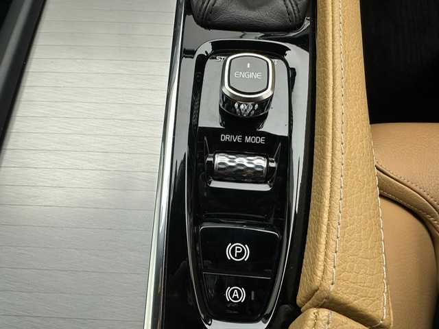 ボルボ ＸＣ９０ T5 AWD モーメンタム 兵庫県 2016(平28)年 8.2万km クリスタルホワイトP 純正HDDナビ/（CD、BT、USB、フルセグ）/ドライブレコーダー/アラウンドビューモニター/コーナーセンサー/アイドリングストップ/４WD/ACC/BSM/LKA/自動駐車/自動発進/クロストラックアラート/ETC/レザーシート/パワーシート/シートヒーター/ルーフレール/フットトランクオープナー/パワーバックドア/LEDヘッドライト/LEDフォグランプ/オートハイビーム/社外フロアマット/純正19インチAW