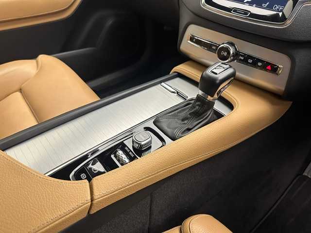 ボルボ ＸＣ９０ T5 AWD モーメンタム 兵庫県 2016(平28)年 8.2万km クリスタルホワイトP 純正HDDナビ/（CD、BT、USB、フルセグ）/ドライブレコーダー/アラウンドビューモニター/コーナーセンサー/アイドリングストップ/４WD/ACC/BSM/LKA/自動駐車/自動発進/クロストラックアラート/ETC/レザーシート/パワーシート/シートヒーター/ルーフレール/フットトランクオープナー/パワーバックドア/LEDヘッドライト/LEDフォグランプ/オートハイビーム/社外フロアマット/純正19インチAW