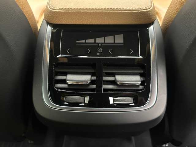 ボルボ ＸＣ９０ T5 AWD モーメンタム 兵庫県 2016(平28)年 8.2万km クリスタルホワイトP 純正HDDナビ/（CD、BT、USB、フルセグ）/ドライブレコーダー/アラウンドビューモニター/コーナーセンサー/アイドリングストップ/４WD/ACC/BSM/LKA/自動駐車/自動発進/クロストラックアラート/ETC/レザーシート/パワーシート/シートヒーター/ルーフレール/フットトランクオープナー/パワーバックドア/LEDヘッドライト/LEDフォグランプ/オートハイビーム/社外フロアマット/純正19インチAW