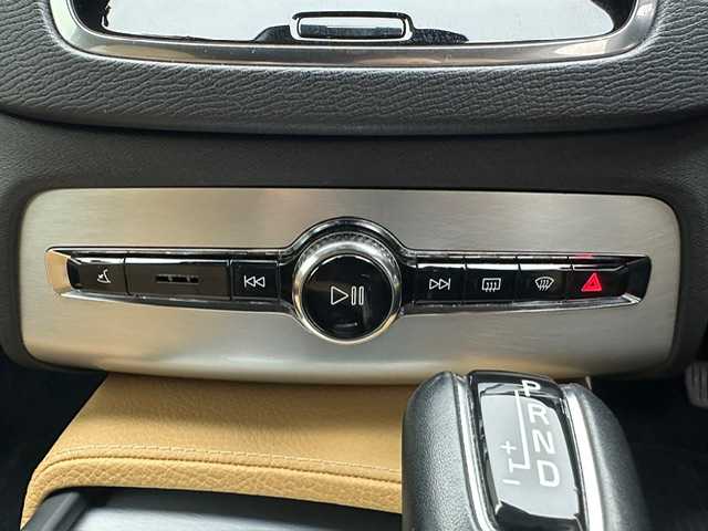 ボルボ ＸＣ９０ T5 AWD モーメンタム 兵庫県 2016(平28)年 8.2万km クリスタルホワイトP 純正HDDナビ/（CD、BT、USB、フルセグ）/ドライブレコーダー/アラウンドビューモニター/コーナーセンサー/アイドリングストップ/４WD/ACC/BSM/LKA/自動駐車/自動発進/クロストラックアラート/ETC/レザーシート/パワーシート/シートヒーター/ルーフレール/フットトランクオープナー/パワーバックドア/LEDヘッドライト/LEDフォグランプ/オートハイビーム/社外フロアマット/純正19インチAW