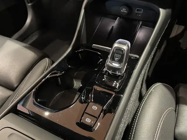 ボルボ ＸＣ４０ B4 AWD インスクリプション 道央・札幌 2021(令3)年 2.9万km シルバー グレイシャーシルバー/harman/kardonサラウンド/純正HDDナビ/フルセグTV/USB/Bluetooth/360°カメラ/パークアシストパイロット/本革シート/シートヒーター/ステアリングヒーター/CitySafety/ACC/BLIS/CTA/LKA/パイロットアシスト/LEDヘッドライト/ワイヤレスチャージング/パワーテールゲート