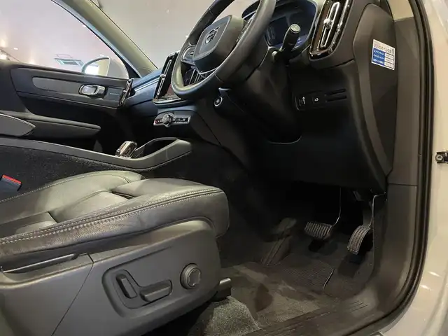 ボルボ ＸＣ４０ B4 AWD インスクリプション 道央・札幌 2021(令3)年 2.9万km シルバー グレイシャーシルバー/harman/kardonサラウンド/純正HDDナビ/フルセグTV/USB/Bluetooth/360°カメラ/パークアシストパイロット/本革シート/シートヒーター/ステアリングヒーター/CitySafety/ACC/BLIS/CTA/LKA/パイロットアシスト/LEDヘッドライト/ワイヤレスチャージング/パワーテールゲート