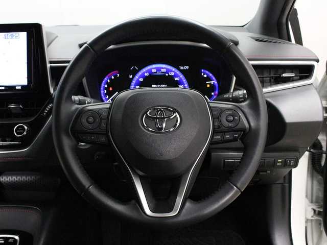 トヨタ カローラ スポーツ ハイブリッドG Z 三重県 2018(平30)年 5.6万km ホワイトパールクリスタルシャイン TRD F・S・Rアンダーエアロ/純正リアスポイラー/純正9インチメモリーナビ・地デジTV/・DVD/CD/・Bluetooth/バックカメラ/セーフティセンス/・プリクラッシュセーフティシステム/・レーントレーシングシスト/・レーダークルーズコントロール/・オートマチックハイビーム/・ロードサイドアシスト/コムテック前後ドライブレコーダー/ビルトインETC/純正18インチ5本ツインスポークダークグレーメタリック塗装切削光輝アルミホイール/丸型1灯式LEDヘッドランプ/・オートライト/オートマチックハイビーム/LEDフォグランプ/プッシュエンジンスタート/スマートキー×2/新車時保証書/取扱説明書