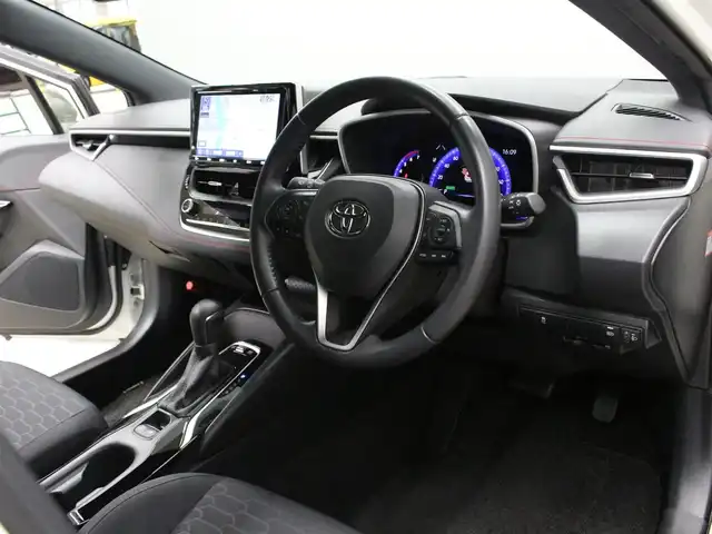 トヨタ カローラ スポーツ ハイブリッドG Z 三重県 2018(平30)年 5.6万km ホワイトパールクリスタルシャイン TRD F・S・Rアンダーエアロ/純正リアスポイラー/純正9インチメモリーナビ・地デジTV/・DVD/CD/・Bluetooth/バックカメラ/セーフティセンス/・プリクラッシュセーフティシステム/・レーントレーシングシスト/・レーダークルーズコントロール/・オートマチックハイビーム/・ロードサイドアシスト/コムテック前後ドライブレコーダー/ビルトインETC/純正18インチ5本ツインスポークダークグレーメタリック塗装切削光輝アルミホイール/丸型1灯式LEDヘッドランプ/・オートライト/オートマチックハイビーム/LEDフォグランプ/プッシュエンジンスタート/スマートキー×2/新車時保証書/取扱説明書