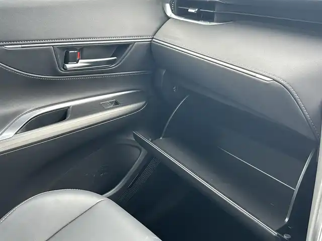 トヨタ ハリアー ハイブリッド G 福島県 2023(令5)年 3.6万km プラチナホワイトパールマイカ 4WD/純正ディスプレイオーディオ/【フルセグTV/BT/Miracast/USB/AM/FM】/デジタルインナーミラー/電動リアゲート/ハーフレザーシート/本革ステアリング/LEDヘッドライト(AUTO付)/フォグランプ/テレビキット/バックカメラ/ETC2.0/トヨタセーフティー/・レーダークルーズコントロール/・車線逸脱防止システム/・衝突軽減ブレーキ/・オートハイビーム/・パーキングアシスト/・ブラインドスポットモニター/・クリアランスソナー/横滑り防止装置/純正ドアバイザー/純正フロアマット/保証・取説