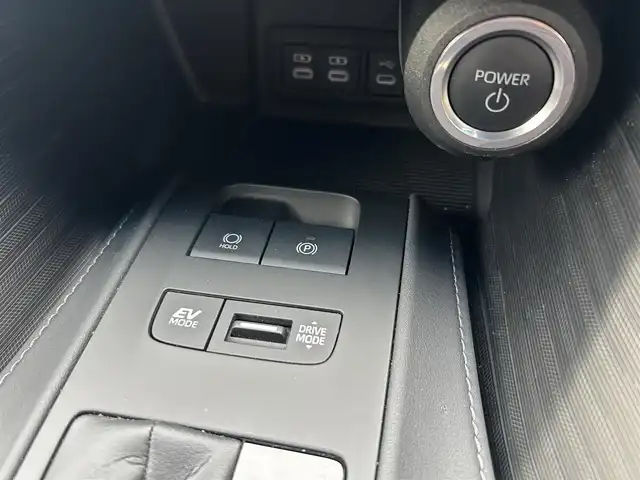 トヨタ ハリアー ハイブリッド G 福島県 2023(令5)年 3.6万km プラチナホワイトパールマイカ 4WD/純正ディスプレイオーディオ/【フルセグTV/BT/Miracast/USB/AM/FM】/デジタルインナーミラー/電動リアゲート/ハーフレザーシート/本革ステアリング/LEDヘッドライト(AUTO付)/フォグランプ/テレビキット/バックカメラ/ETC2.0/トヨタセーフティー/・レーダークルーズコントロール/・車線逸脱防止システム/・衝突軽減ブレーキ/・オートハイビーム/・パーキングアシスト/・ブラインドスポットモニター/・クリアランスソナー/横滑り防止装置/純正ドアバイザー/純正フロアマット/保証・取説