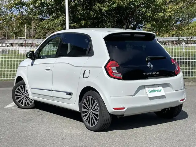 ルノー ルノー トゥインゴ インテンス 静岡県 2024(令6)年 0.7万km 白 １オーナー/車線逸脱警告　/ディスプレイオーディオ/Ｂカメラ　/バックソナー　/社外前後ドラレコ　　/ＥＴＣ　/ハーフレザーシート　/シートヒーター　　/クルコン　/純正１６インチＡＷ　/ＩＳＯＦＩＸ　/リモコンキー/保証書/取説