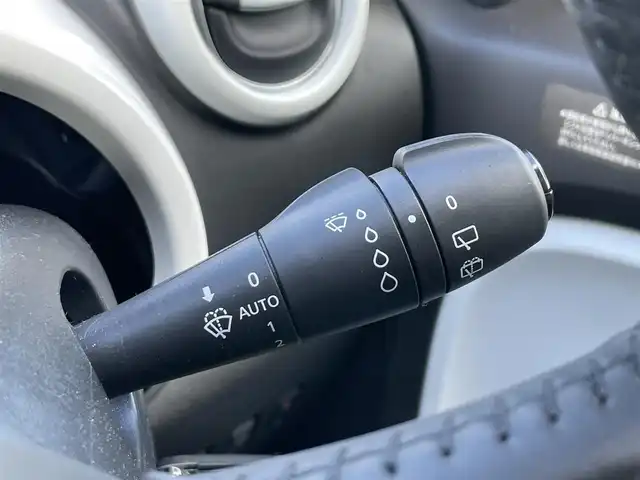 ルノー ルノー トゥインゴ インテンス 静岡県 2024(令6)年 0.7万km 白 １オーナー/車線逸脱警告　/ディスプレイオーディオ/Ｂカメラ　/バックソナー　/社外前後ドラレコ　　/ＥＴＣ　/ハーフレザーシート　/シートヒーター　　/クルコン　/純正１６インチＡＷ　/ＩＳＯＦＩＸ　/リモコンキー/保証書/取説