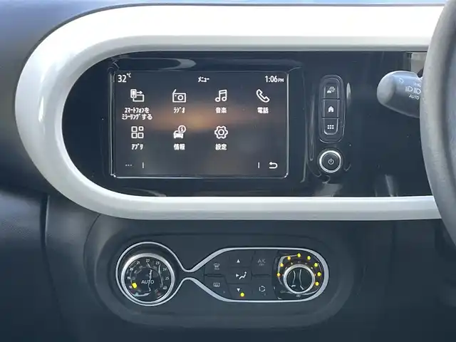 ルノー ルノー トゥインゴ インテンス 静岡県 2024(令6)年 0.7万km 白 １オーナー/車線逸脱警告　/ディスプレイオーディオ/Ｂカメラ　/バックソナー　/社外前後ドラレコ　　/ＥＴＣ　/ハーフレザーシート　/シートヒーター　　/クルコン　/純正１６インチＡＷ　/ＩＳＯＦＩＸ　/リモコンキー/保証書/取説
