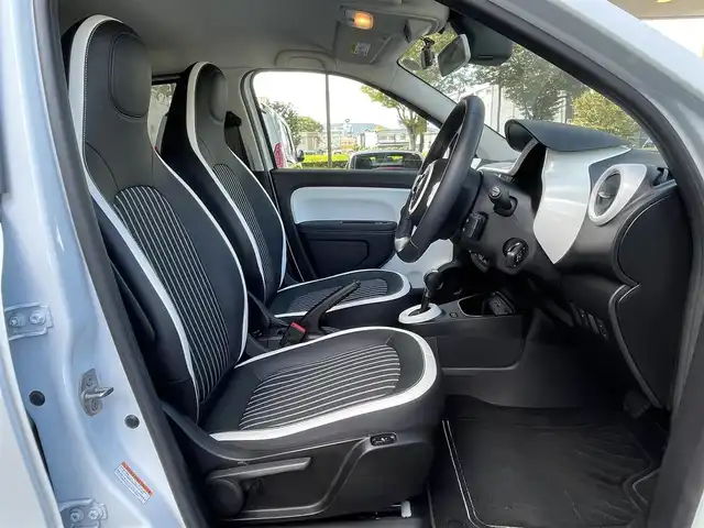 ルノー ルノー トゥインゴ インテンス 静岡県 2024(令6)年 0.7万km 白 １オーナー/車線逸脱警告　/ディスプレイオーディオ/Ｂカメラ　/バックソナー　/社外前後ドラレコ　　/ＥＴＣ　/ハーフレザーシート　/シートヒーター　　/クルコン　/純正１６インチＡＷ　/ＩＳＯＦＩＸ　/リモコンキー/保証書/取説