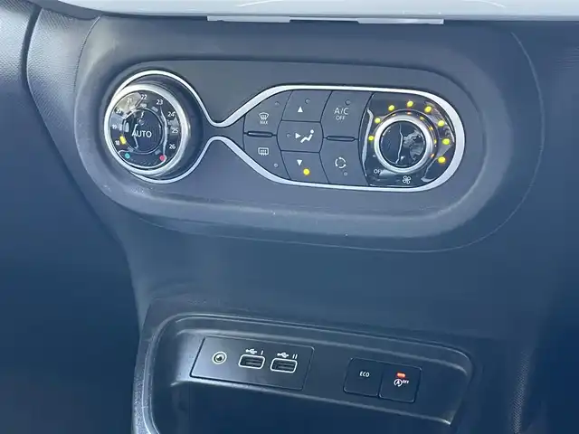 ルノー ルノー トゥインゴ インテンス 静岡県 2024(令6)年 0.7万km 白 １オーナー/車線逸脱警告　/ディスプレイオーディオ/Ｂカメラ　/バックソナー　/社外前後ドラレコ　　/ＥＴＣ　/ハーフレザーシート　/シートヒーター　　/クルコン　/純正１６インチＡＷ　/ＩＳＯＦＩＸ　/リモコンキー/保証書/取説