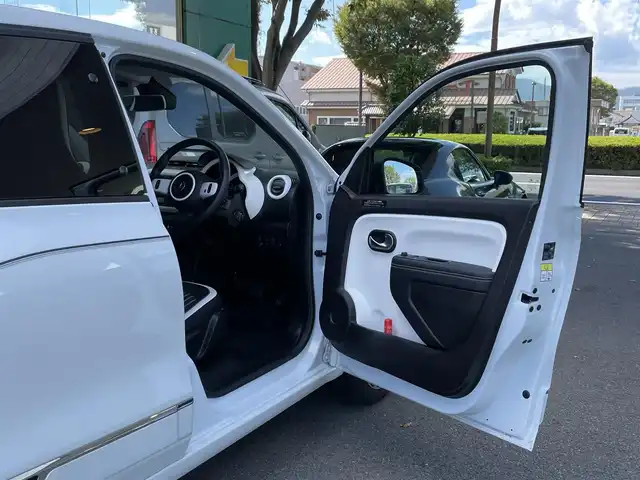 ルノー ルノー トゥインゴ インテンス 静岡県 2024(令6)年 0.7万km 白 １オーナー/車線逸脱警告　/ディスプレイオーディオ/Ｂカメラ　/バックソナー　/社外前後ドラレコ　　/ＥＴＣ　/ハーフレザーシート　/シートヒーター　　/クルコン　/純正１６インチＡＷ　/ＩＳＯＦＩＸ　/リモコンキー/保証書/取説