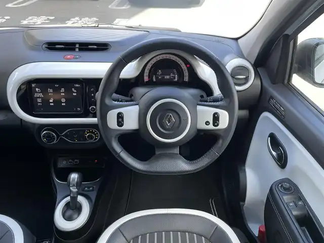 ルノー ルノー トゥインゴ インテンス 静岡県 2024(令6)年 0.7万km 白 １オーナー/車線逸脱警告　/ディスプレイオーディオ/Ｂカメラ　/バックソナー　/社外前後ドラレコ　　/ＥＴＣ　/ハーフレザーシート　/シートヒーター　　/クルコン　/純正１６インチＡＷ　/ＩＳＯＦＩＸ　/リモコンキー/保証書/取説