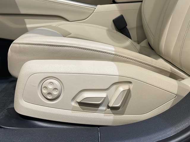 アウディ Ａ４ アバント 45TSFIクワトロアドバンスド 新潟県 2023(令5)年 3.7万km アイビスホワイト ラグジュアリー パッケージ/・パーシャルレザー/・運転席メモリー機能/・エクステリアミラーメモリー機能/・ランバーサポート 4ウェイ（フロント）/・マルチカラーアンビエントライティング/・アーティフィシャルレザー/ （ドアアームレスト/センターコンソール）/・ブラックグラスルックコンソール/コンフォートパッケージ/・マトリクスLEDヘッドライト/・ヘッドライトウォッシャー/・パークアシスト/・サラウンドビューカメラ/・スマートフォンワイヤレスチャージング/ リヤシートUSBチャージング/・マルチカラーアンビエントライティング/MMIナビゲーション【BT/フルセグ】/パドルシフト/シートヒーター（フロント/リヤ）/アクティブレーンアシスト/プレセンスシティ/ホールドアシスト/アダプティブクルーズコントロール/アウディパーキングシステム/ステアリングヒーター/Audi前後ドライブレコーダー/パワーバックドア/ETC2.0/スペアキー