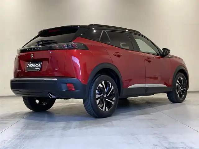 プジョー ２００８ GT ブルー HDi 熊本県 2022(令4)年 2.3万km 赤Ⅱ ・スマートキー/・プッシュスタート/・サンルーフ/・アクティブセーフティブレーキ/・トラフィックサインインフォメーション/・疲労検知/・ブラインドスポットモニター/・ディレクショナルヘッドライト/・インテリジェントハイビーム/・パーキングセンサー/・クルーズコントロール(追従式)/・ハーフレザーシート/・前席シートヒーター/・純正ディスプレイオーディオ/　【Bluetooth・USB・AppleCarPlay・AndoroidAuto】/・BOSEサウンドシステム/・バックカメラ/・ETC/・ドライブレーダー【追従式】/・LEDヘッドランプ/・LEDフォグランプ/・純正マット