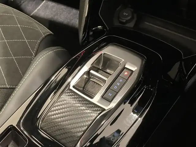 プジョー ２００８ GT ブルー HDi 熊本県 2022(令4)年 2.3万km 赤Ⅱ ・スマートキー/・プッシュスタート/・サンルーフ/・アクティブセーフティブレーキ/・トラフィックサインインフォメーション/・疲労検知/・ブラインドスポットモニター/・ディレクショナルヘッドライト/・インテリジェントハイビーム/・パーキングセンサー/・クルーズコントロール(追従式)/・ハーフレザーシート/・前席シートヒーター/・純正ディスプレイオーディオ/　【Bluetooth・USB・AppleCarPlay・AndoroidAuto】/・BOSEサウンドシステム/・バックカメラ/・ETC/・ドライブレーダー【追従式】/・LEDヘッドランプ/・LEDフォグランプ/・純正マット