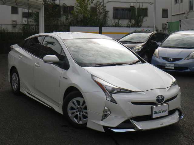 トヨタ プリウス S 長崎県 2018(平30)年 10.9万km ホワイトパールクリスタルシャイン セーフティセンスパッケージ/・プリクラッシュセーフティ/・レーンディパーチャーアラート/・オートマチックハイビーム/・レーダークルーズ/・ホワイト加飾付合皮巻きステアリングホイール/モデリスタICONIC STYLEエアロ/（フロント/サイド/リアアンダー）/社外メモリーナビ　ワンセグTV/（DVD再生可/Bluetooth/SD）/バックカメラ/LEDヘッドランプ/革調シートカバー（Clazzio）/サイドメッキガーニッシュ/LEDルームランプ/ビルトインETC/スペアタイヤ（オプション）/スマートキーx2/取説書/保証書