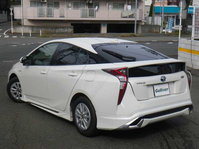 トヨタ プリウス S 長崎県 2018(平30)年 10.9万km ホワイトパールクリスタルシャイン セーフティセンスパッケージ/・プリクラッシュセーフティ/・レーンディパーチャーアラート/・オートマチックハイビーム/・レーダークルーズ/・ホワイト加飾付合皮巻きステアリングホイール/モデリスタICONIC STYLEエアロ/（フロント/サイド/リアアンダー）/社外メモリーナビ　ワンセグTV/（DVD再生可/Bluetooth/SD）/バックカメラ/LEDヘッドランプ/革調シートカバー（Clazzio）/サイドメッキガーニッシュ/LEDルームランプ/ビルトインETC/スペアタイヤ（オプション）/スマートキーx2/取説書/保証書