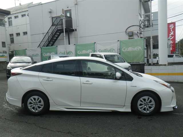 トヨタ プリウス S 長崎県 2018(平30)年 10.9万km ホワイトパールクリスタルシャイン セーフティセンスパッケージ/・プリクラッシュセーフティ/・レーンディパーチャーアラート/・オートマチックハイビーム/・レーダークルーズ/・ホワイト加飾付合皮巻きステアリングホイール/モデリスタICONIC STYLEエアロ/（フロント/サイド/リアアンダー）/社外メモリーナビ　ワンセグTV/（DVD再生可/Bluetooth/SD）/バックカメラ/LEDヘッドランプ/革調シートカバー（Clazzio）/サイドメッキガーニッシュ/LEDルームランプ/ビルトインETC/スペアタイヤ（オプション）/スマートキーx2/取説書/保証書
