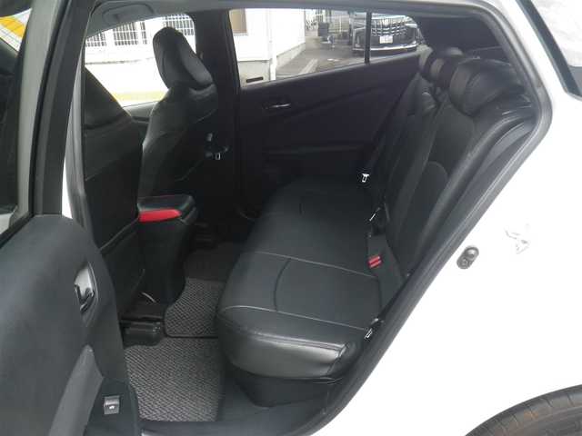 トヨタ プリウス S 長崎県 2018(平30)年 10.9万km ホワイトパールクリスタルシャイン セーフティセンスパッケージ/・プリクラッシュセーフティ/・レーンディパーチャーアラート/・オートマチックハイビーム/・レーダークルーズ/・ホワイト加飾付合皮巻きステアリングホイール/モデリスタICONIC STYLEエアロ/（フロント/サイド/リアアンダー）/社外メモリーナビ　ワンセグTV/（DVD再生可/Bluetooth/SD）/バックカメラ/LEDヘッドランプ/革調シートカバー（Clazzio）/サイドメッキガーニッシュ/LEDルームランプ/ビルトインETC/スペアタイヤ（オプション）/スマートキーx2/取説書/保証書