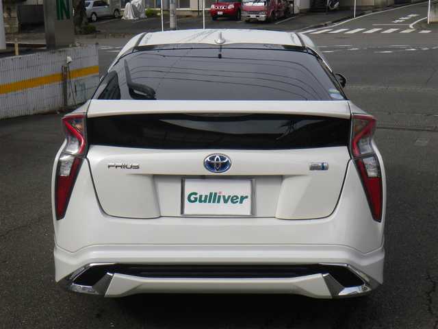 トヨタ プリウス S 長崎県 2018(平30)年 10.9万km ホワイトパールクリスタルシャイン セーフティセンスパッケージ/・プリクラッシュセーフティ/・レーンディパーチャーアラート/・オートマチックハイビーム/・レーダークルーズ/・ホワイト加飾付合皮巻きステアリングホイール/モデリスタICONIC STYLEエアロ/（フロント/サイド/リアアンダー）/社外メモリーナビ　ワンセグTV/（DVD再生可/Bluetooth/SD）/バックカメラ/LEDヘッドランプ/革調シートカバー（Clazzio）/サイドメッキガーニッシュ/LEDルームランプ/ビルトインETC/スペアタイヤ（オプション）/スマートキーx2/取説書/保証書
