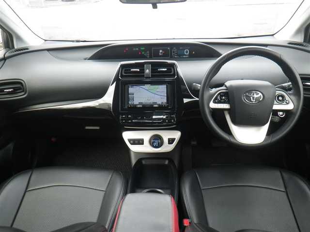 トヨタ プリウス S 長崎県 2018(平30)年 10.9万km ホワイトパールクリスタルシャイン セーフティセンスパッケージ/・プリクラッシュセーフティ/・レーンディパーチャーアラート/・オートマチックハイビーム/・レーダークルーズ/・ホワイト加飾付合皮巻きステアリングホイール/モデリスタICONIC STYLEエアロ/（フロント/サイド/リアアンダー）/社外メモリーナビ　ワンセグTV/（DVD再生可/Bluetooth/SD）/バックカメラ/LEDヘッドランプ/革調シートカバー（Clazzio）/サイドメッキガーニッシュ/LEDルームランプ/ビルトインETC/スペアタイヤ（オプション）/スマートキーx2/取説書/保証書