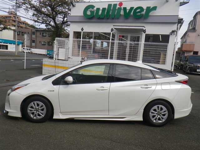 トヨタ プリウス S 長崎県 2018(平30)年 10.9万km ホワイトパールクリスタルシャイン セーフティセンスパッケージ/・プリクラッシュセーフティ/・レーンディパーチャーアラート/・オートマチックハイビーム/・レーダークルーズ/・ホワイト加飾付合皮巻きステアリングホイール/モデリスタICONIC STYLEエアロ/（フロント/サイド/リアアンダー）/社外メモリーナビ　ワンセグTV/（DVD再生可/Bluetooth/SD）/バックカメラ/LEDヘッドランプ/革調シートカバー（Clazzio）/サイドメッキガーニッシュ/LEDルームランプ/ビルトインETC/スペアタイヤ（オプション）/スマートキーx2/取説書/保証書