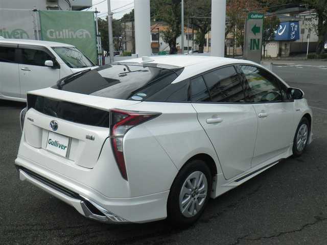 トヨタ プリウス S 長崎県 2018(平30)年 10.9万km ホワイトパールクリスタルシャイン セーフティセンスパッケージ/・プリクラッシュセーフティ/・レーンディパーチャーアラート/・オートマチックハイビーム/・レーダークルーズ/・ホワイト加飾付合皮巻きステアリングホイール/モデリスタICONIC STYLEエアロ/（フロント/サイド/リアアンダー）/社外メモリーナビ　ワンセグTV/（DVD再生可/Bluetooth/SD）/バックカメラ/LEDヘッドランプ/革調シートカバー（Clazzio）/サイドメッキガーニッシュ/LEDルームランプ/ビルトインETC/スペアタイヤ（オプション）/スマートキーx2/取説書/保証書