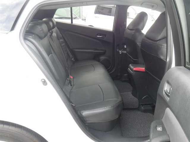 トヨタ プリウス S 長崎県 2018(平30)年 10.9万km ホワイトパールクリスタルシャイン セーフティセンスパッケージ/・プリクラッシュセーフティ/・レーンディパーチャーアラート/・オートマチックハイビーム/・レーダークルーズ/・ホワイト加飾付合皮巻きステアリングホイール/モデリスタICONIC STYLEエアロ/（フロント/サイド/リアアンダー）/社外メモリーナビ　ワンセグTV/（DVD再生可/Bluetooth/SD）/バックカメラ/LEDヘッドランプ/革調シートカバー（Clazzio）/サイドメッキガーニッシュ/LEDルームランプ/ビルトインETC/スペアタイヤ（オプション）/スマートキーx2/取説書/保証書