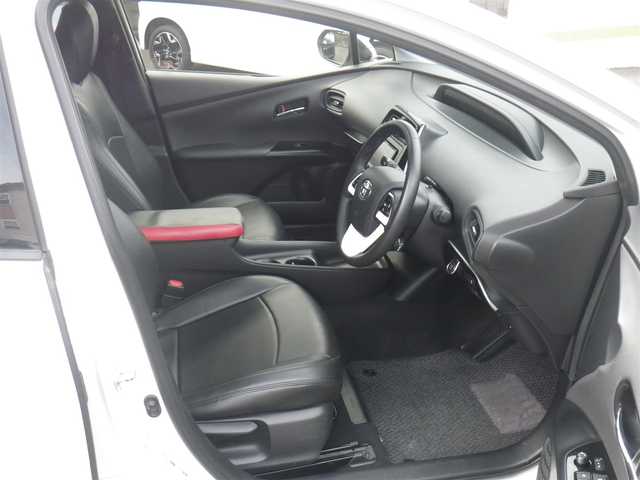 トヨタ プリウス S 長崎県 2018(平30)年 10.9万km ホワイトパールクリスタルシャイン セーフティセンスパッケージ/・プリクラッシュセーフティ/・レーンディパーチャーアラート/・オートマチックハイビーム/・レーダークルーズ/・ホワイト加飾付合皮巻きステアリングホイール/モデリスタICONIC STYLEエアロ/（フロント/サイド/リアアンダー）/社外メモリーナビ　ワンセグTV/（DVD再生可/Bluetooth/SD）/バックカメラ/LEDヘッドランプ/革調シートカバー（Clazzio）/サイドメッキガーニッシュ/LEDルームランプ/ビルトインETC/スペアタイヤ（オプション）/スマートキーx2/取説書/保証書