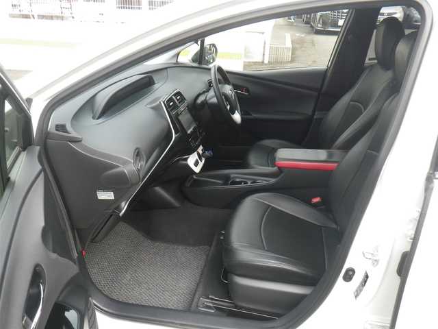 トヨタ プリウス S 長崎県 2018(平30)年 10.9万km ホワイトパールクリスタルシャイン セーフティセンスパッケージ/・プリクラッシュセーフティ/・レーンディパーチャーアラート/・オートマチックハイビーム/・レーダークルーズ/・ホワイト加飾付合皮巻きステアリングホイール/モデリスタICONIC STYLEエアロ/（フロント/サイド/リアアンダー）/社外メモリーナビ　ワンセグTV/（DVD再生可/Bluetooth/SD）/バックカメラ/LEDヘッドランプ/革調シートカバー（Clazzio）/サイドメッキガーニッシュ/LEDルームランプ/ビルトインETC/スペアタイヤ（オプション）/スマートキーx2/取説書/保証書