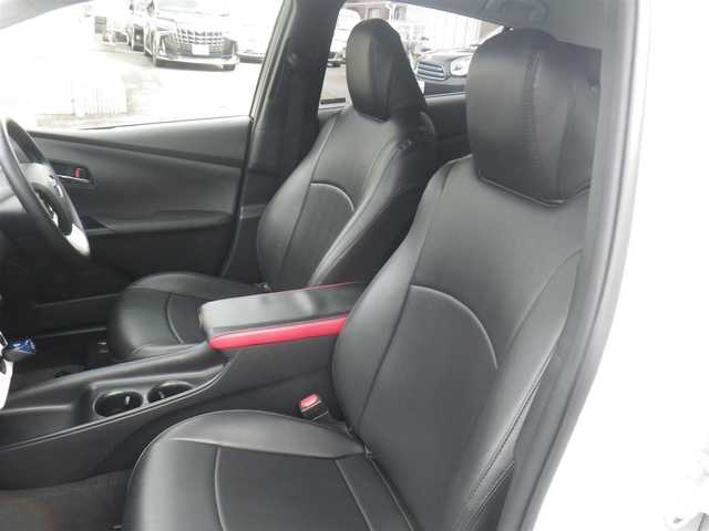 トヨタ プリウス S 長崎県 2018(平30)年 10.9万km ホワイトパールクリスタルシャイン セーフティセンスパッケージ/・プリクラッシュセーフティ/・レーンディパーチャーアラート/・オートマチックハイビーム/・レーダークルーズ/・ホワイト加飾付合皮巻きステアリングホイール/モデリスタICONIC STYLEエアロ/（フロント/サイド/リアアンダー）/社外メモリーナビ　ワンセグTV/（DVD再生可/Bluetooth/SD）/バックカメラ/LEDヘッドランプ/革調シートカバー（Clazzio）/サイドメッキガーニッシュ/LEDルームランプ/ビルトインETC/スペアタイヤ（オプション）/スマートキーx2/取説書/保証書