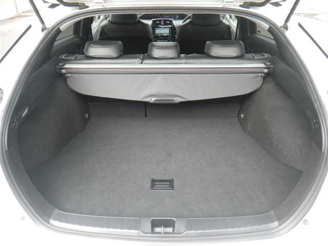 トヨタ プリウス S 長崎県 2018(平30)年 10.9万km ホワイトパールクリスタルシャイン セーフティセンスパッケージ/・プリクラッシュセーフティ/・レーンディパーチャーアラート/・オートマチックハイビーム/・レーダークルーズ/・ホワイト加飾付合皮巻きステアリングホイール/モデリスタICONIC STYLEエアロ/（フロント/サイド/リアアンダー）/社外メモリーナビ　ワンセグTV/（DVD再生可/Bluetooth/SD）/バックカメラ/LEDヘッドランプ/革調シートカバー（Clazzio）/サイドメッキガーニッシュ/LEDルームランプ/ビルトインETC/スペアタイヤ（オプション）/スマートキーx2/取説書/保証書