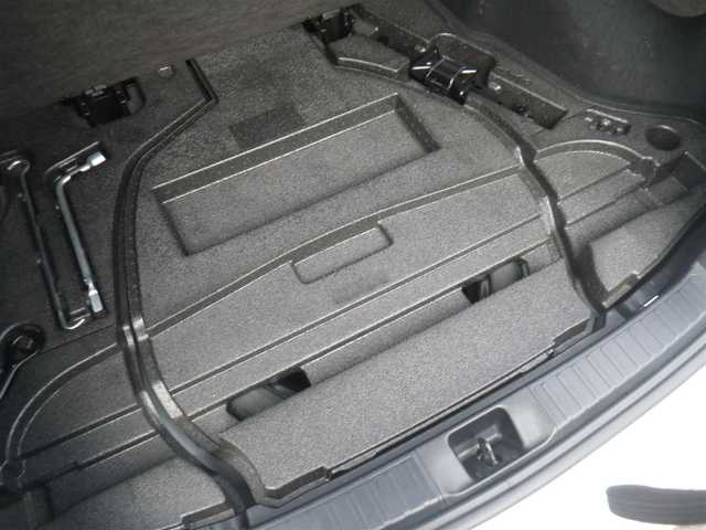 トヨタ プリウス S 長崎県 2018(平30)年 10.9万km ホワイトパールクリスタルシャイン セーフティセンスパッケージ/・プリクラッシュセーフティ/・レーンディパーチャーアラート/・オートマチックハイビーム/・レーダークルーズ/・ホワイト加飾付合皮巻きステアリングホイール/モデリスタICONIC STYLEエアロ/（フロント/サイド/リアアンダー）/社外メモリーナビ　ワンセグTV/（DVD再生可/Bluetooth/SD）/バックカメラ/LEDヘッドランプ/革調シートカバー（Clazzio）/サイドメッキガーニッシュ/LEDルームランプ/ビルトインETC/スペアタイヤ（オプション）/スマートキーx2/取説書/保証書