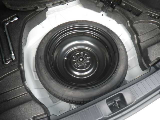 トヨタ プリウス S 長崎県 2018(平30)年 10.9万km ホワイトパールクリスタルシャイン セーフティセンスパッケージ/・プリクラッシュセーフティ/・レーンディパーチャーアラート/・オートマチックハイビーム/・レーダークルーズ/・ホワイト加飾付合皮巻きステアリングホイール/モデリスタICONIC STYLEエアロ/（フロント/サイド/リアアンダー）/社外メモリーナビ　ワンセグTV/（DVD再生可/Bluetooth/SD）/バックカメラ/LEDヘッドランプ/革調シートカバー（Clazzio）/サイドメッキガーニッシュ/LEDルームランプ/ビルトインETC/スペアタイヤ（オプション）/スマートキーx2/取説書/保証書