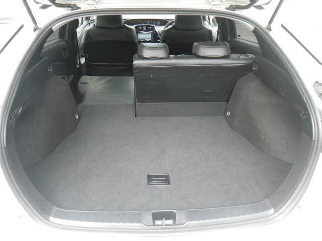 トヨタ プリウス S 長崎県 2018(平30)年 10.9万km ホワイトパールクリスタルシャイン セーフティセンスパッケージ/・プリクラッシュセーフティ/・レーンディパーチャーアラート/・オートマチックハイビーム/・レーダークルーズ/・ホワイト加飾付合皮巻きステアリングホイール/モデリスタICONIC STYLEエアロ/（フロント/サイド/リアアンダー）/社外メモリーナビ　ワンセグTV/（DVD再生可/Bluetooth/SD）/バックカメラ/LEDヘッドランプ/革調シートカバー（Clazzio）/サイドメッキガーニッシュ/LEDルームランプ/ビルトインETC/スペアタイヤ（オプション）/スマートキーx2/取説書/保証書