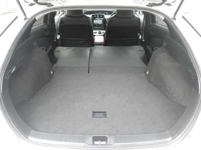 トヨタ プリウス S 長崎県 2018(平30)年 10.9万km ホワイトパールクリスタルシャイン セーフティセンスパッケージ/・プリクラッシュセーフティ/・レーンディパーチャーアラート/・オートマチックハイビーム/・レーダークルーズ/・ホワイト加飾付合皮巻きステアリングホイール/モデリスタICONIC STYLEエアロ/（フロント/サイド/リアアンダー）/社外メモリーナビ　ワンセグTV/（DVD再生可/Bluetooth/SD）/バックカメラ/LEDヘッドランプ/革調シートカバー（Clazzio）/サイドメッキガーニッシュ/LEDルームランプ/ビルトインETC/スペアタイヤ（オプション）/スマートキーx2/取説書/保証書