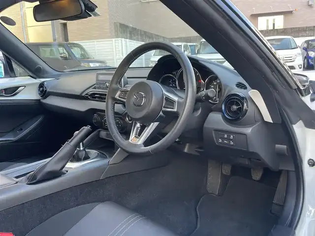 マツダ ロードスター 990S 神奈川県 2022(令4)年 2万km スノーフレイクホワイトパールマイカ オープンカー（手動）/6速MT/純正オーディオ/ビルトインETC/LEDヘッドライト/プッシュスタート/スマートキー/衝突軽減ブレーキ/車線逸脱警報/コーナーセンサー/BSM/Wエアバッグ/ABS/横滑り防止装置/RAYS鍛造16インチAW/Bremboブレーキ/新車時保証書/取扱説明書/スペアキー