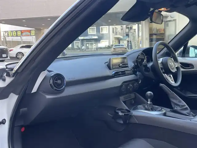 マツダ ロードスター 990S 神奈川県 2022(令4)年 2万km スノーフレイクホワイトパールマイカ オープンカー（手動）/6速MT/純正オーディオ/ビルトインETC/LEDヘッドライト/プッシュスタート/スマートキー/衝突軽減ブレーキ/車線逸脱警報/コーナーセンサー/BSM/Wエアバッグ/ABS/横滑り防止装置/RAYS鍛造16インチAW/Bremboブレーキ/新車時保証書/取扱説明書/スペアキー