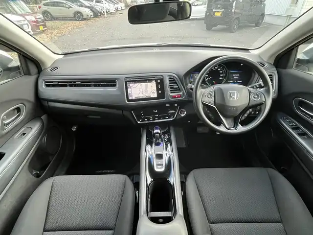 ホンダ ヴェゼル ハイブリッド 栃木県 2014(平26)年 9.7万km ホワイトオーキッドパール (株)IDOMが運営する【じしゃロン宇都宮店】の自社ローン対象車両になります。こちらは現金ご利用時の価格です。自社ローンご希望の方は別途その旨お申付け下さい。/純正ナビ/【フルセグTV/Bluetooth/CD/DVD】/バックカメラ/クルーズコントロール/プッシュスタート/スマートキー/ウィンカーミラー/ブレーキホールド/ステアリングスイッチ/ドライブレコーダー/ビルトインETC/横滑り防止装置/ABS/盗難防止装置/保証書/スペアキー