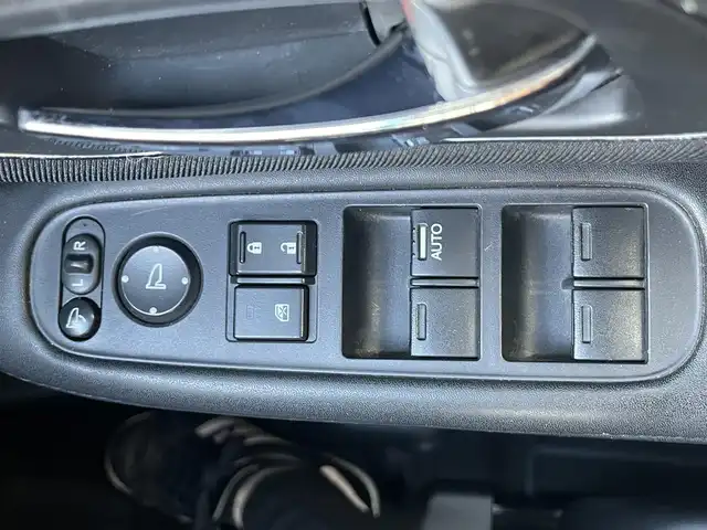 ホンダ ヴェゼル ハイブリッド 栃木県 2014(平26)年 9.7万km ホワイトオーキッドパール (株)IDOMが運営する【じしゃロン宇都宮店】の自社ローン対象車両になります。こちらは現金ご利用時の価格です。自社ローンご希望の方は別途その旨お申付け下さい。/純正ナビ/【フルセグTV/Bluetooth/CD/DVD】/バックカメラ/クルーズコントロール/プッシュスタート/スマートキー/ウィンカーミラー/ブレーキホールド/ステアリングスイッチ/ドライブレコーダー/ビルトインETC/横滑り防止装置/ABS/盗難防止装置/保証書/スペアキー