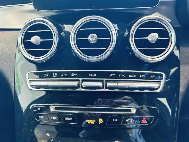 メルセデス・ベンツ ＧＬＣ２５０ 4マチック スポーツ 大阪府 2016(平28)年 6.6万km ポーラホワイト レーダーセーフティ/HUD/ACC/純正ナビ/TV/360度カメラ/純正19インチAW/LEDヘッドライト/電動リアゲート/ブラインドスポット/ルーフレール/パドルシフト/ハーフ革/メモリ付きパワーシート/シートヒーター