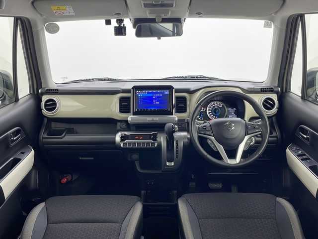 スズキ クロスビー HYBRID MZ 愛知県 2024(令6)年 1.8万km キャラバンアイボリーパールメタリック/ホワイト 2トーンルーフ 純正ナビ【CN-HZ8A5】/全方位カメラ/フルセグTV・Bluetooth・CD・DVD・USB/純正16インチアルミホイール/ＥＴＣ/ドライブレコーダー/SUZUKI Safety Support/デュアルカメラブレーキサポート/後退時ブレーキサポート/衝突被害軽減ブレーキ/誤発進抑制/後方誤発進抑制/車線維持支援/車線逸脱警報/ふらつき警報/アダプティブクルーズコントロール/先行車発進お知らせ/ヒルホールドコントロール/横滑り防止/アイドリングストップ/ハイビームアシスト/LEDヘッドライト/ファブリックシート/前席シートヒーター/革巻きステアリング/パドルシフト/フロアマット/プッシュスタート/スマートキー/スペアキー1本/保証書/取扱説明書・ナビ説明書